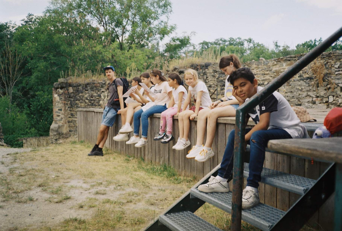 Začátek léta v pražském Klubu Smíchov. Návštěva z Liberce a Ústí, Okoř a piknik