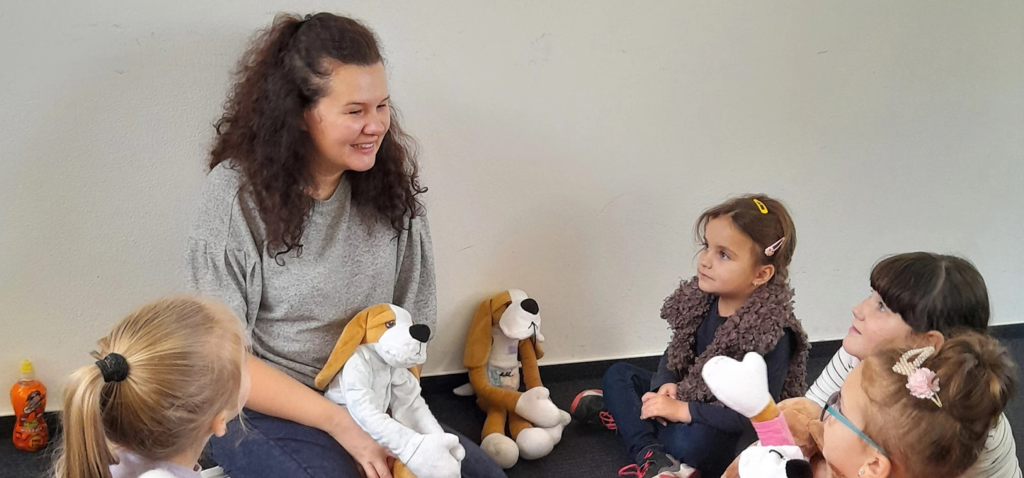 Sednout si na zem, napít se vody a zhluboka dýchat