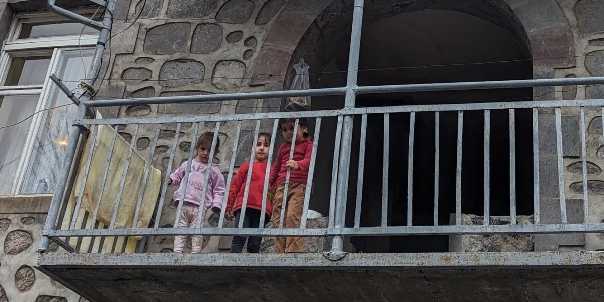 Kvůli dětem přežijeme všechno! Příběhy vysídlených rodin z Náhorního Karabachu