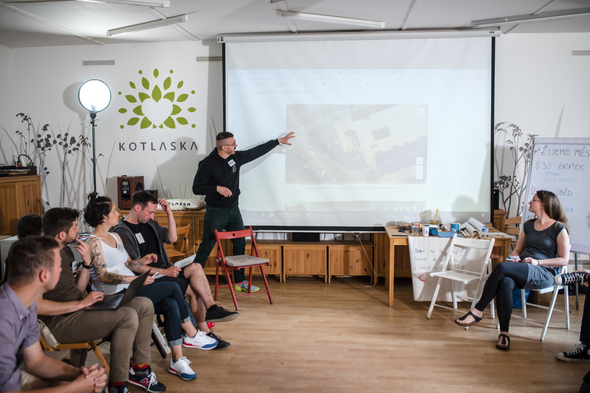 Dokončujeme nový online kurz Žijeme městem. Otevřeme ho už na podzim