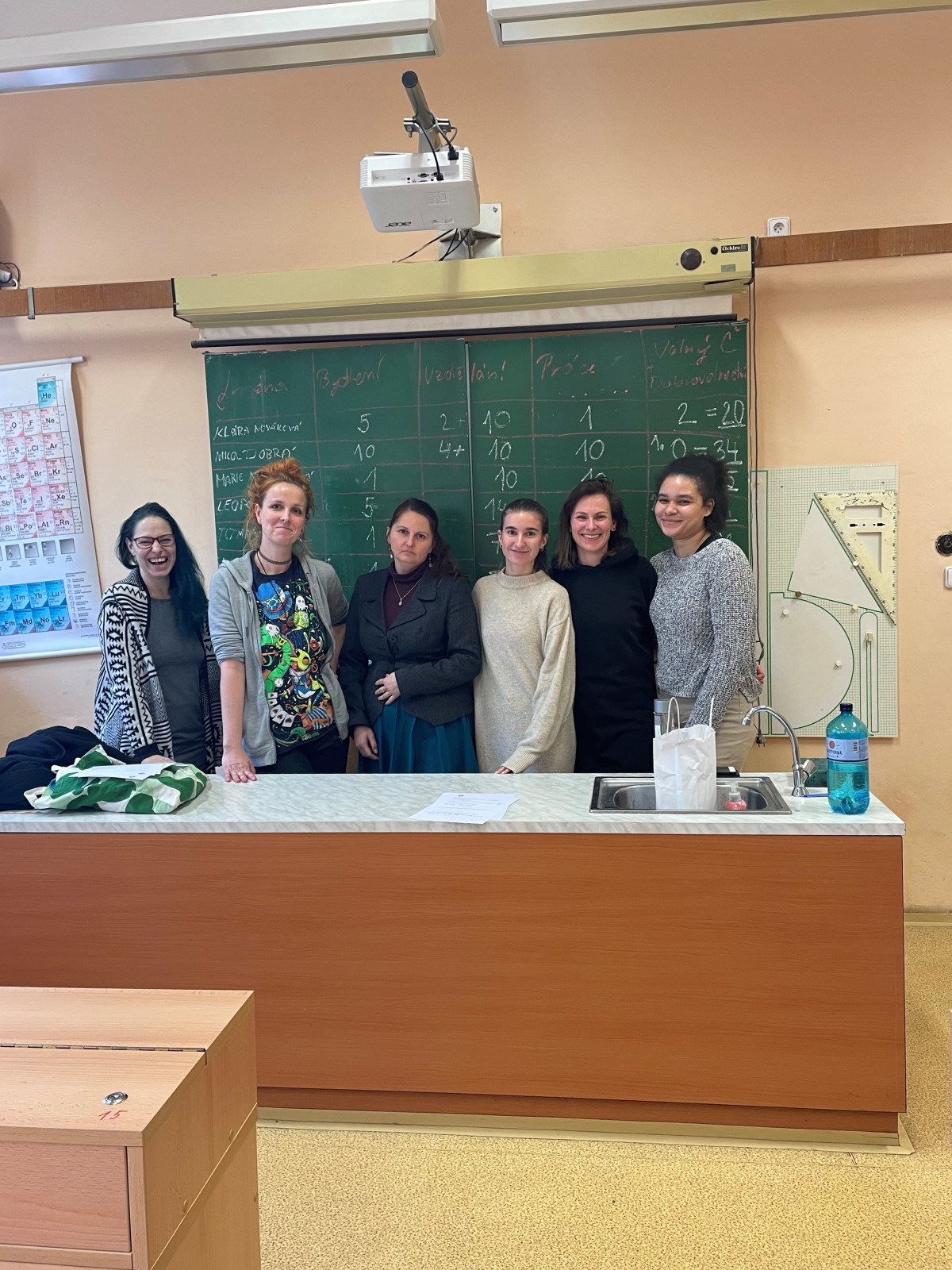 Děti se na tři hodiny ocitnou ve světě dospělých. Překvapuje je, kolik odevzdají na daních.