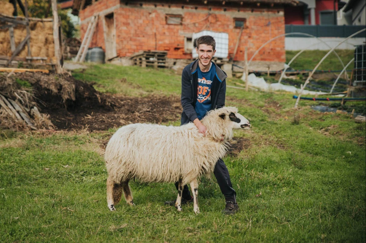 V péči o ovce našel Mirza klid a naplnění. Další newsletter