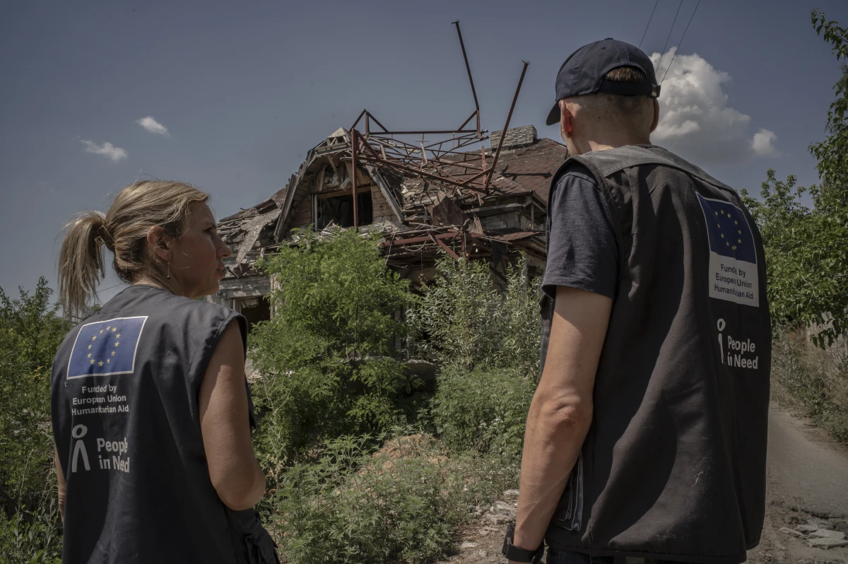 Ve válkou zničené vesnici opravujeme domy