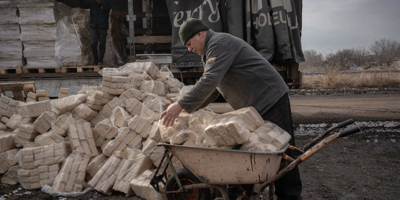 Ve válce pomáháme Ukrajincům snášet mrazy. Doručíme jim 700 tun ekologických briket