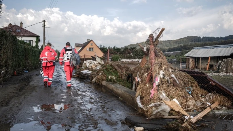 Rok po povodních doručily humanitární organizace pomoc za 673 milionů. Teď se soustředí na dofinancování oprav a individuální pomoc nejvíce postiženým domácnostem