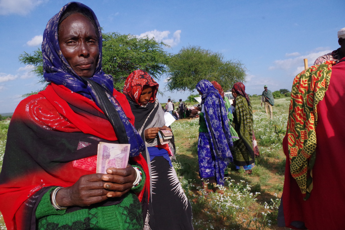 Proč dáváme lidem peníze místo balíků s humanitární pomocí