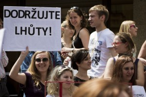 TZ: Začínají platit zaměstnanecké karty. Migranty na překlenovacím štítku tlačí do nelegální práce