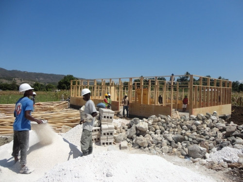 Člověk v tísni otevřel novou školu na Haiti. Podívejte se, jak se stavěla