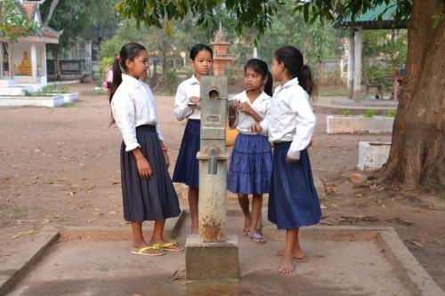 Šikovné ruce a láhve s chlorem pomohly osmi tisícům Kambodžanů k čisté vodě