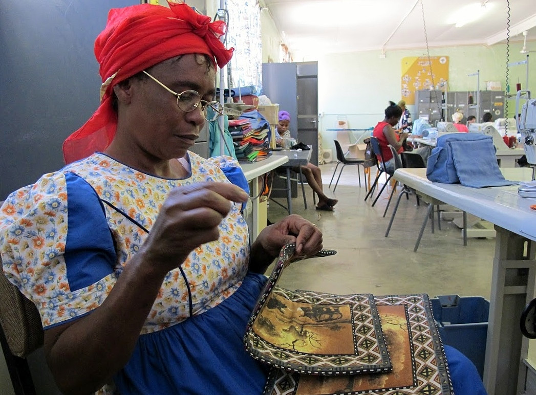 Díky dílně mohou moje děti chodit do školy, říká HIV pozitivní Katrina. Namibijská dílna po 10 letech končí s prodejem v Česku