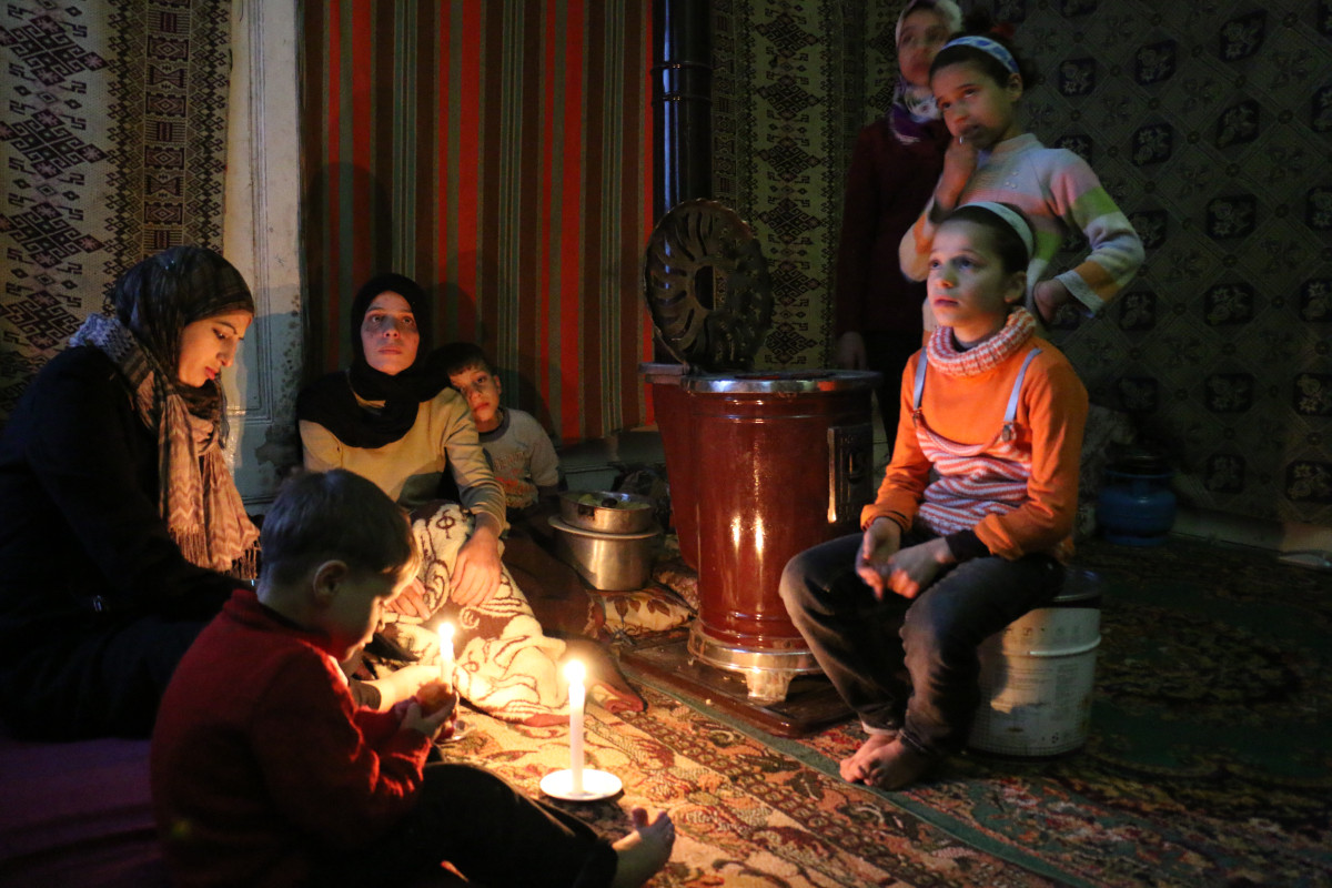 Sudová bomba mi zmrzačila nohy, teď přežíváme v chladné ruině, říká syrská uprchlice