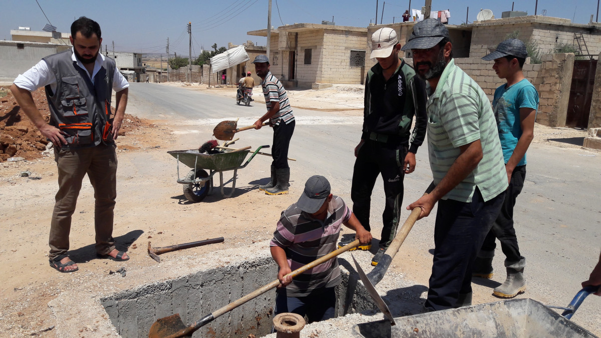 Mladí Syřané si díky programu tzv. veřejných prací vydělávají peníze a zároveň pomáhají své komunitě
