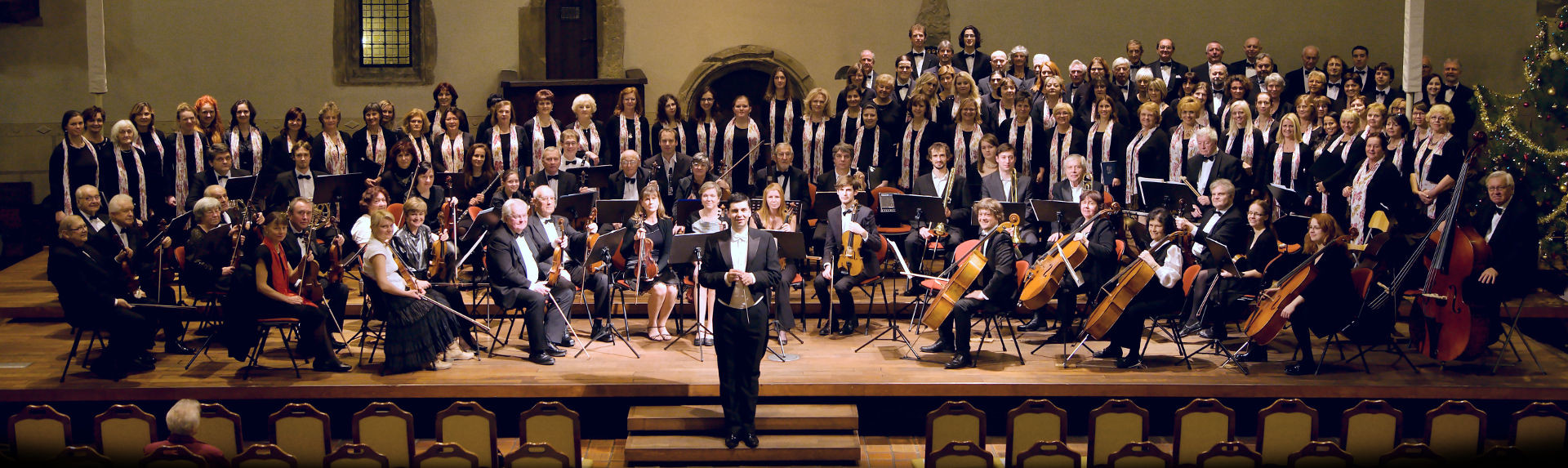 100 zpěváků ve věku 10 až 91 let zazpívá na benefičním koncertu pro Člověka v tísni