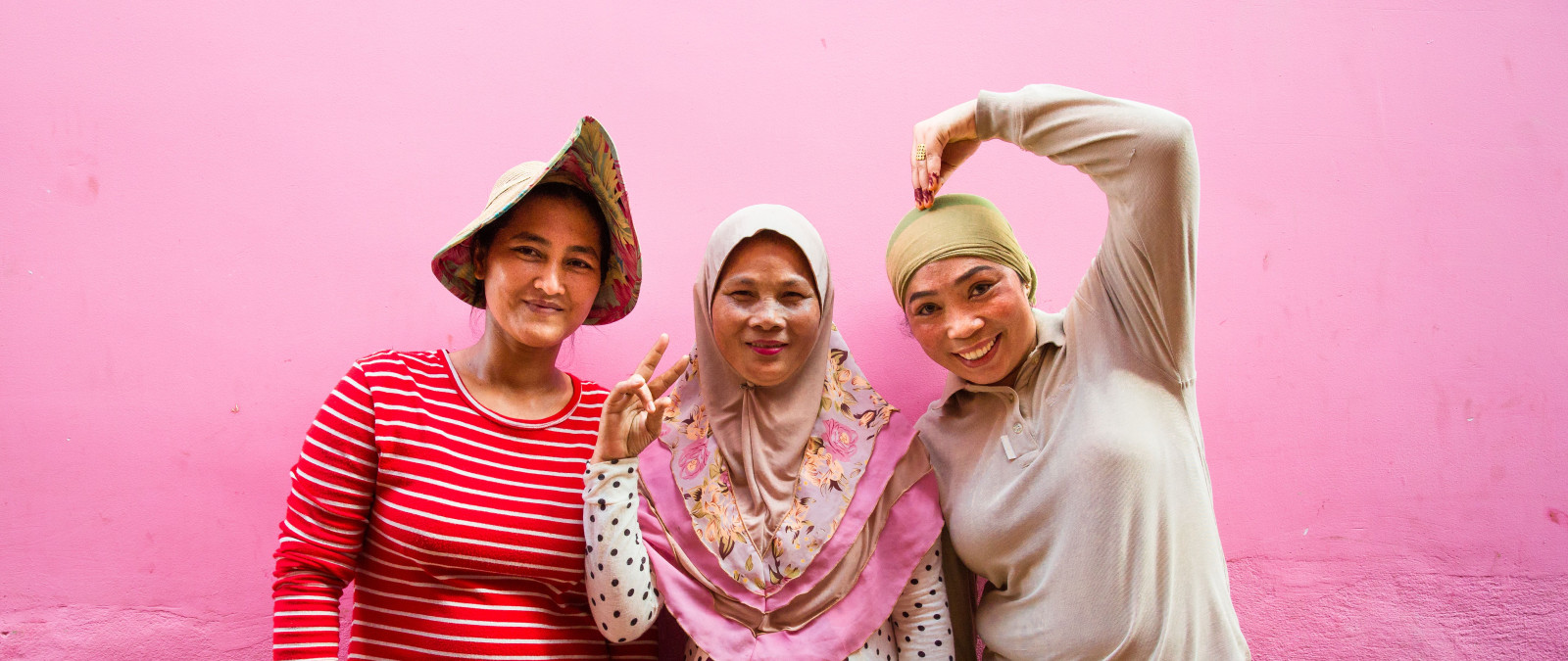 Tři večery v týdnu vyrážejí ven a uklízí odpadky. Trojice žen čistí ulice města v Kambodži