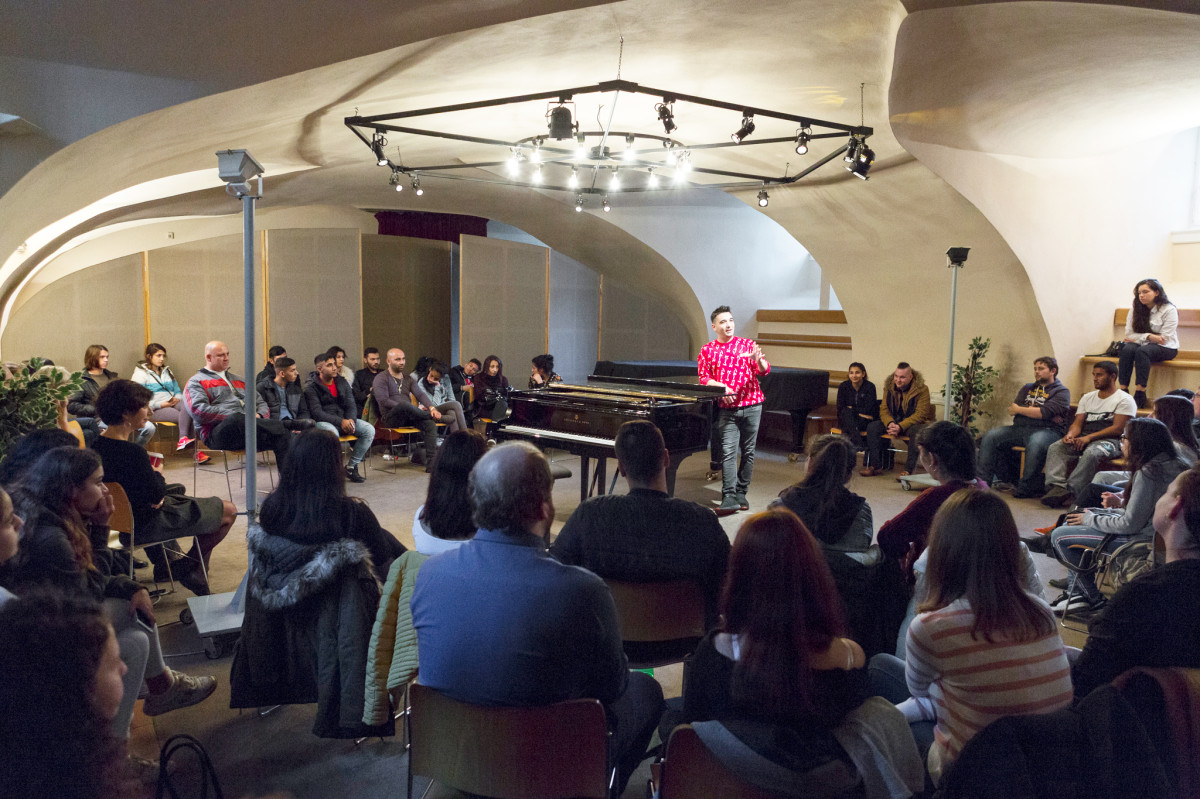 Tomáš dětem a mladým lidem, kteří vyrůstají v podobném prostředí jako on, vyprávěl o cestě za svým snem.