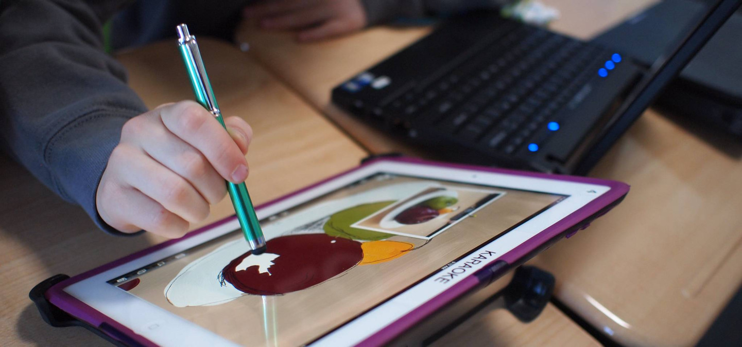 Člověk v tísni se připojuje k doporučení SKAV školám k online výuce