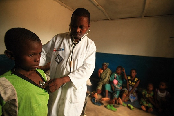 Horečky a přeplněné ordinace, malárie zabila v konžském Lulingu desítky dětí. Pomáhá tu i Člověk v tísni