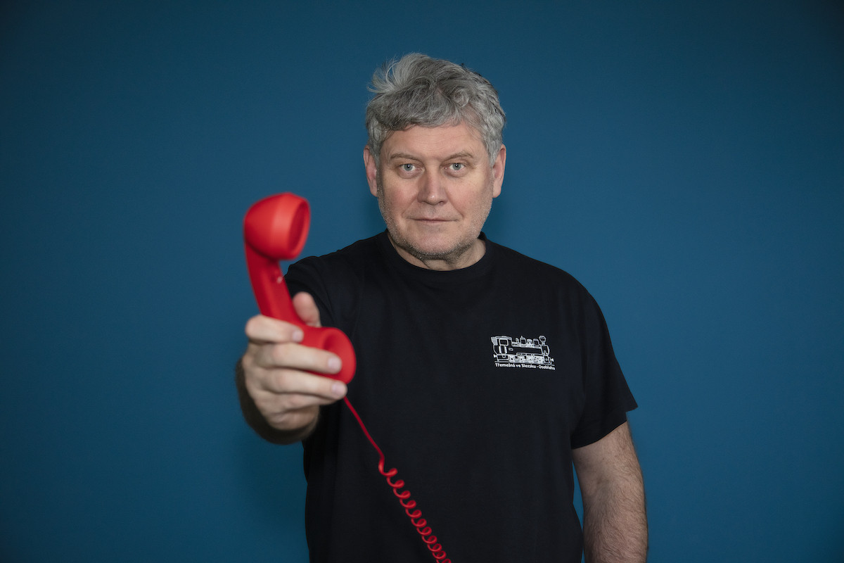 Člověk v tísni představuje Červené sluchátko, nabízí pomoc s dluhy