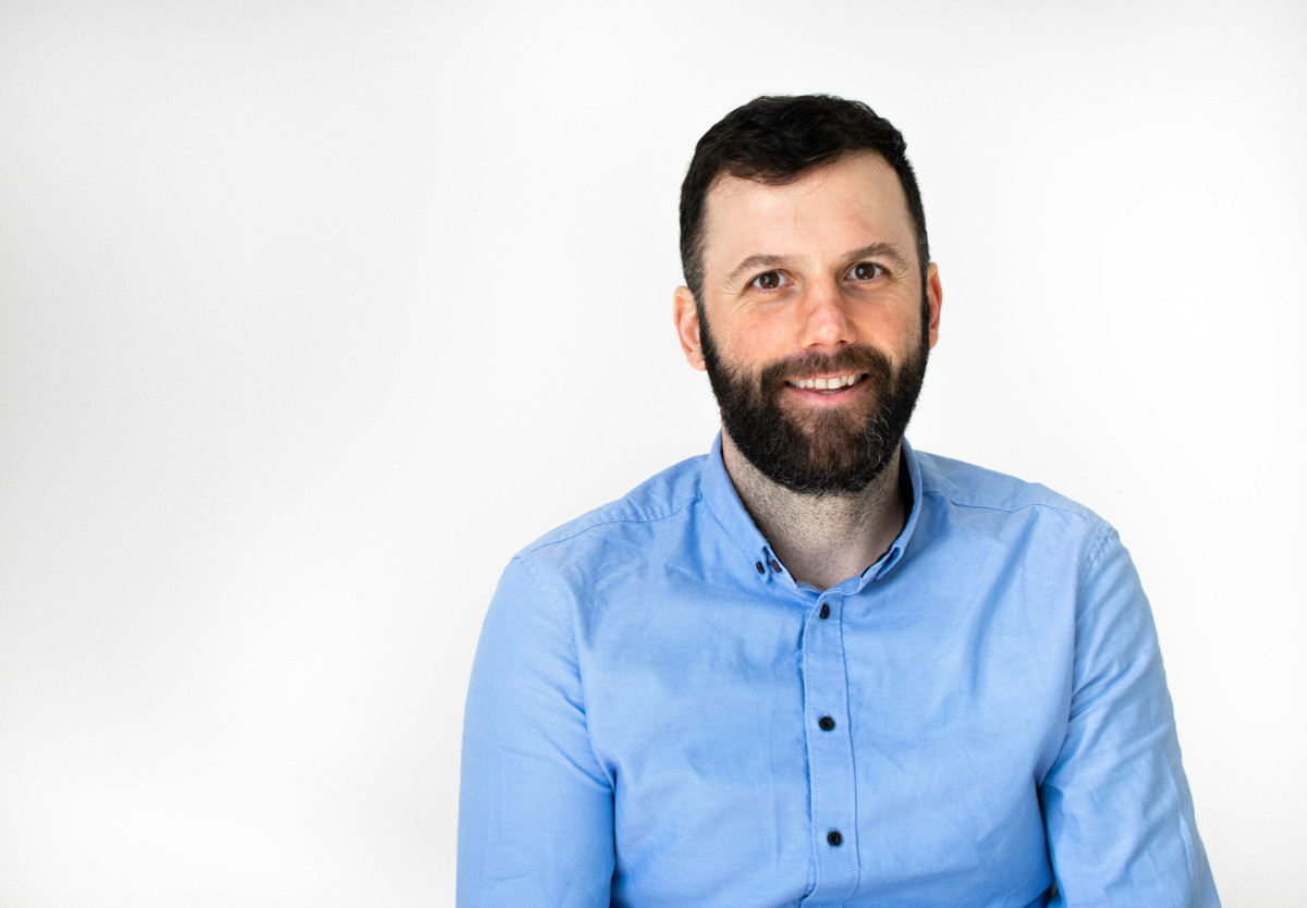 „Válka v Bosně a nelehké začátky v Praze mě přivedly k pomoci ostatním lidem s migrační zkušeností,“ říká Alen Kovačević