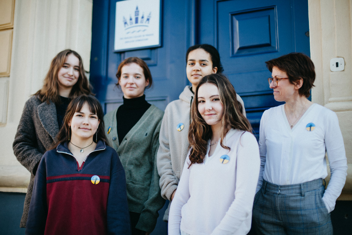 „Pozor na fake news z Ukrajiny,“ vzkazují studenti z mezinárodního gymnázia, kde pomáhají i sbírkou