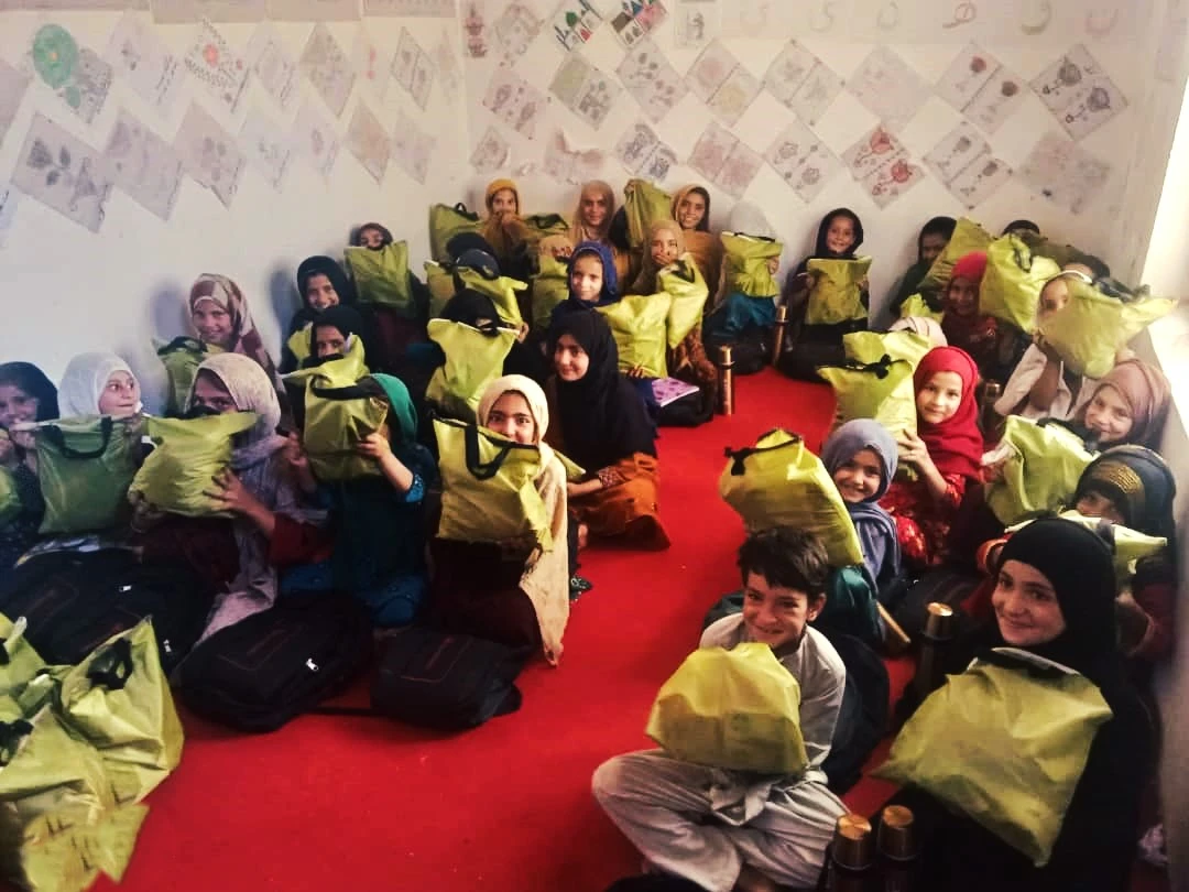 Ve středním Afghánistánu jsme rozdali bundy, ponožky a čepice více než 9 680 studentům a učitelům ve třídách komunitního vzdělávání