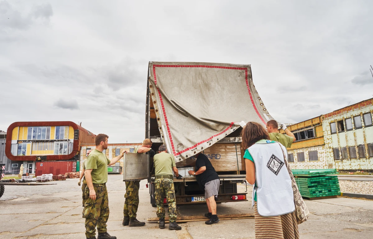 „Co děláte s těmi miliony“ aneb jak vlastně probíhá humanitární pomoc v krizích