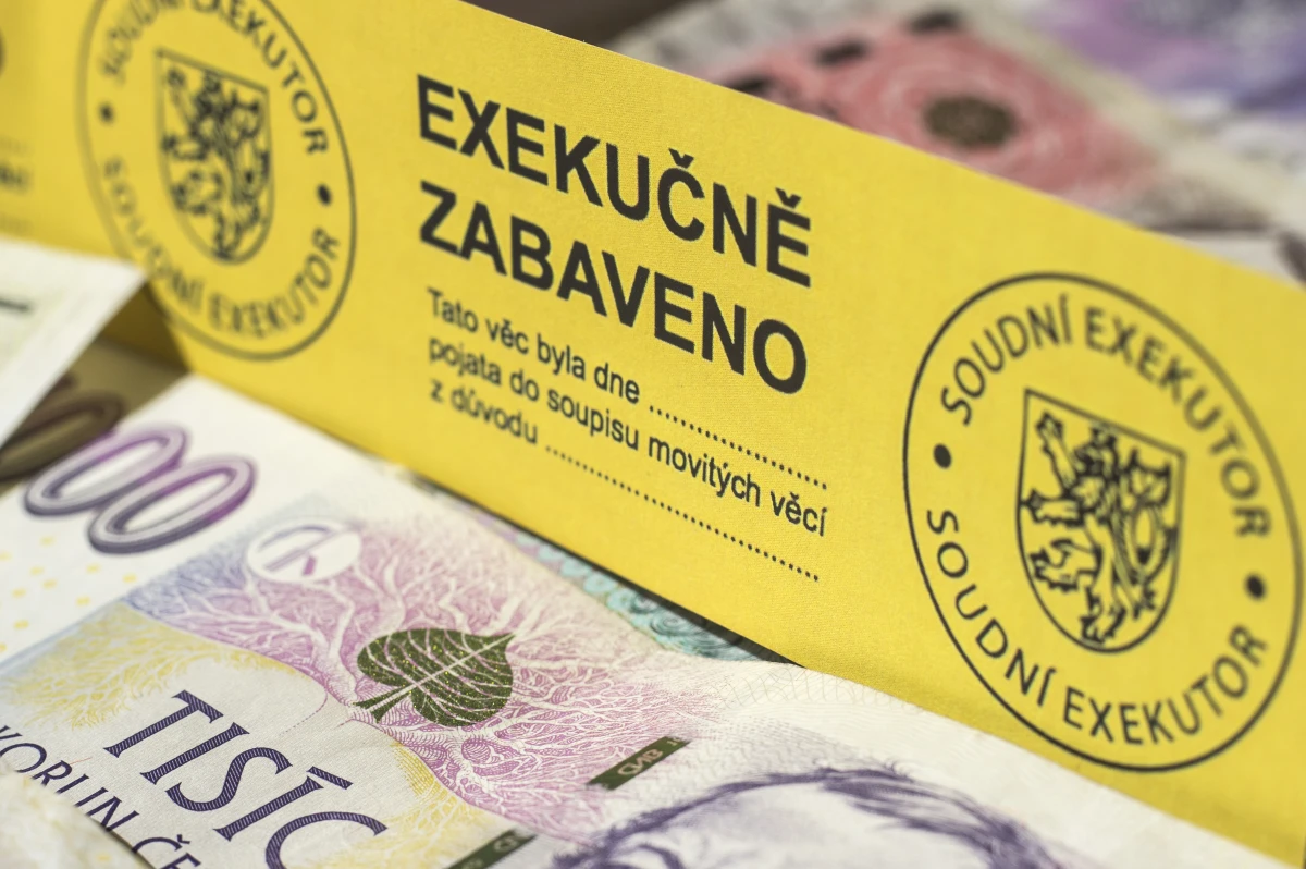 Ve dvanácti letech čelí dívka exekuci, její dluh zavinila matka. Naprosté selhání soudu, hodnotí případ Daniel Hůle v reportáži ČT