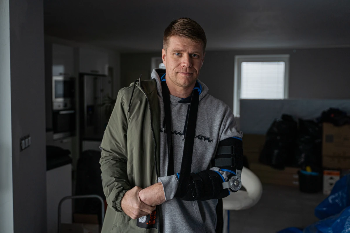 ,,Těch lidí, co se sem nahrnuli, přijeli a pomohli … prostě neskutečné,” vzpomíná muž, který byl při tornádu těžce zraněn