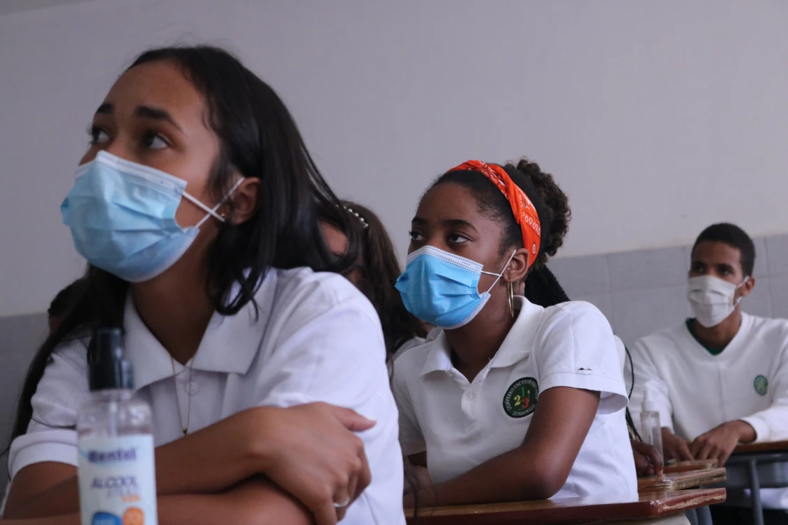  Studenti v obci Lubango v provincii Huíla (Angola) se účastní filmového představení v rámci programu Jeden svět na školách. Metodika Jednoho světa na školách je poprvé implementována v africké zemi.