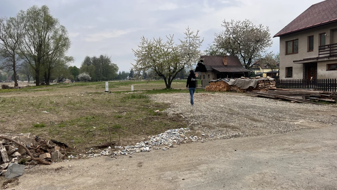 Pozemek, kde dům Goralových stál, po demolici.