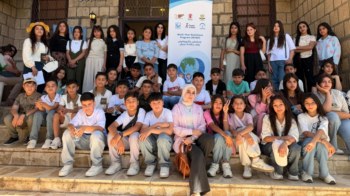 Studenti před galerii Dohuk. Její návštěva byla součástí vzdělávacího programu.