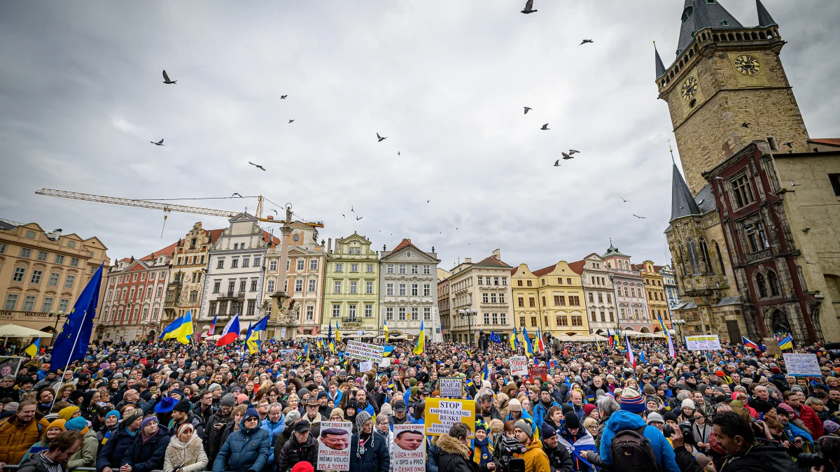 Nejsme lhostejní, Ukrajina brání nás i Evropu, zaznělo na Staroměstském náměstí v Praze. Tisíce lidí podpořily zemi ve válce