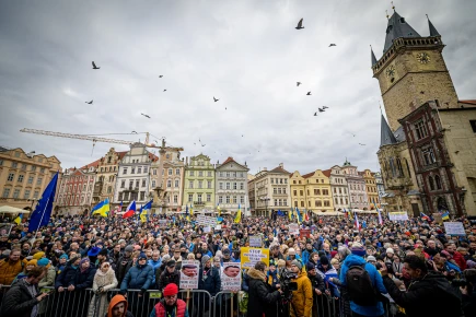 Nejsme lhostejní, Ukrajina brání nás i Evropu, zaznělo na Staroměstském náměstí v Praze. Tisíce lidí podpořily zemi ve válce 