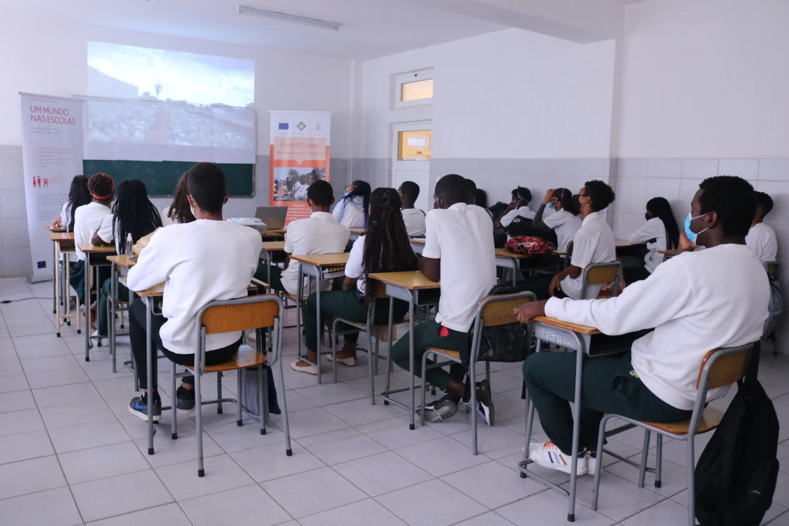 Studenti v obci Lubango v provincii Huíla (Angola) se účastní filmového představení v rámci programu Jeden svět na školách. Metodika Jednoho světa na školách je poprvé implementována v africké zemi.