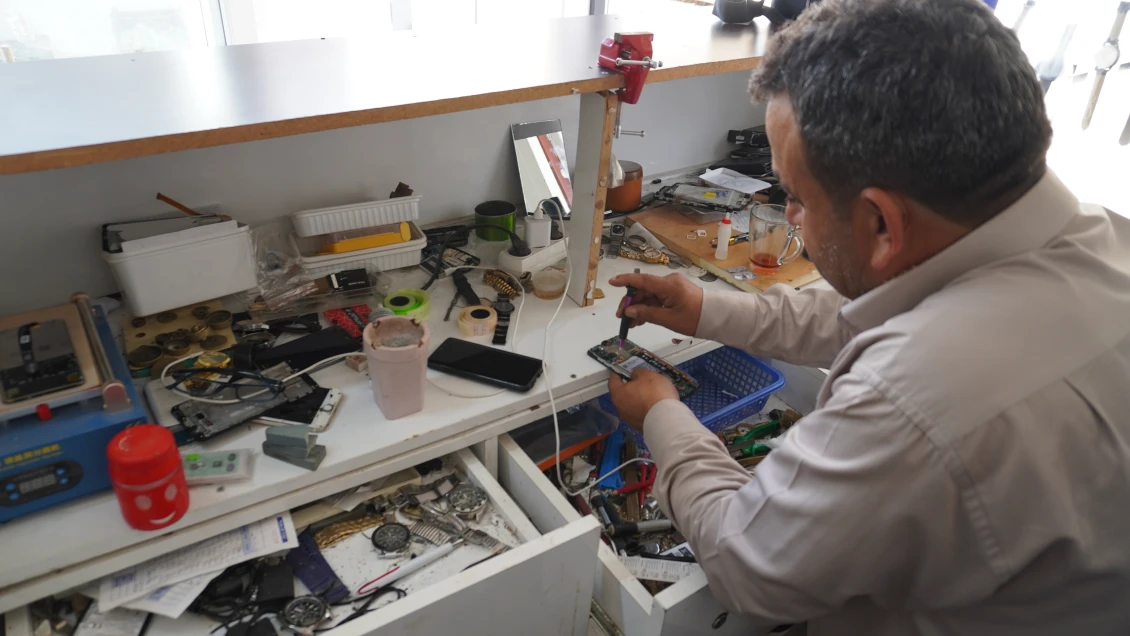 Tahir Çetin, repairing a smartphone