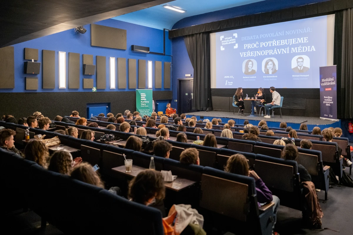 fotky z debaty v rámci TMV v Karlových Varech
Debata pro studenty na téma Povolání novinář: Proč potřebujeme veřejnoprávní média (součást nabídky Týdnů mediálního vzdělávání 2025). Debata se konala 23.5.2025. Hosté: Barbora Loudová (Reportéři ČT) a Eva Soukeníková (ČRo). Moderátor: Michael Rozsypal. Foto: František Konopa