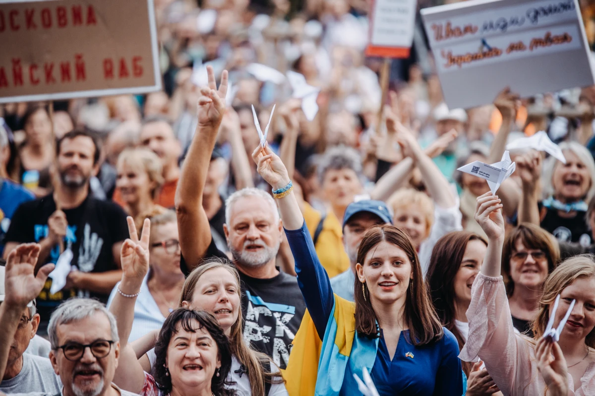 Setkání Jdi domů Ivane, jako připomínka okupace vojsk Varšavské smlouvy, Před RuSSkou Ambasádou.