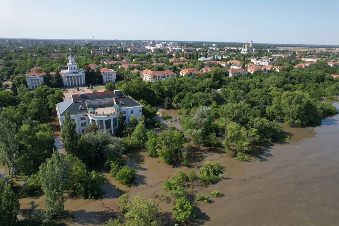 Povodně ve městě Nová Kachovka po výbuchu přehrady.