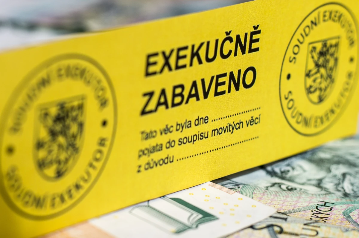 Sežeňte 60 tisíc, jinak odvezu notebook, hrozil rodině s dětmi v době distanční výuky exekutor