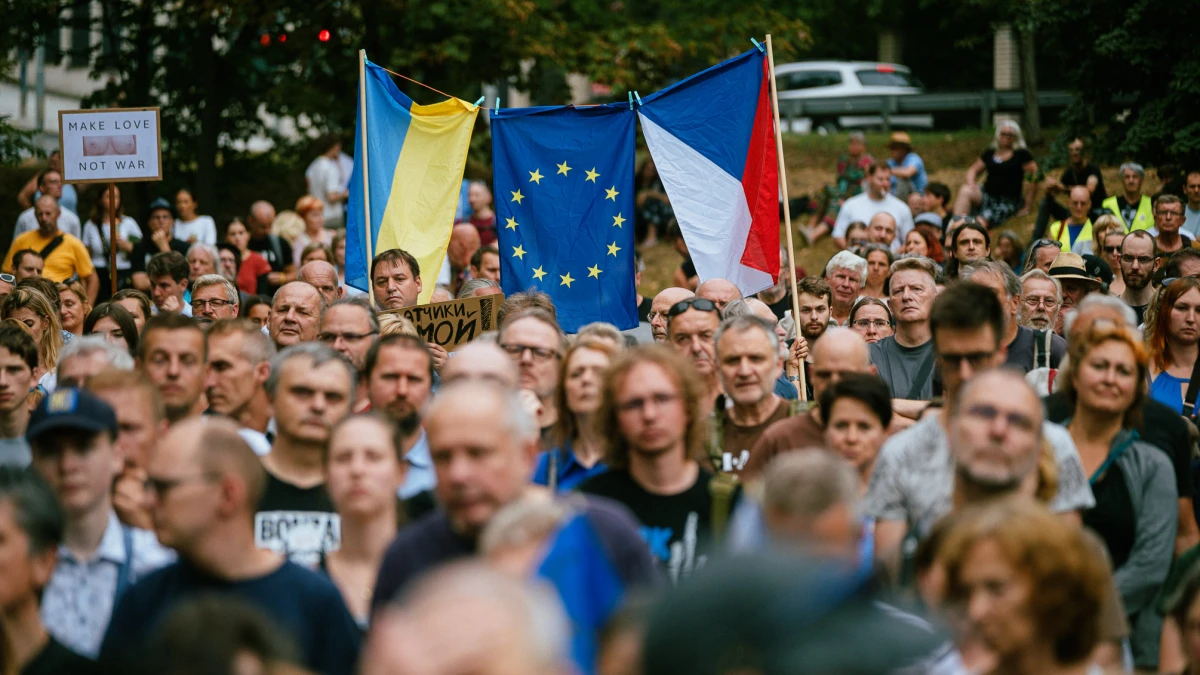 Běž domů, Ivane! Lidé si před ruskou ambasádou připomněli okupaci Československa a podpořili Ukrajinu