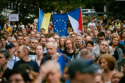 Běž domů, Ivane! Lidé si před ruskou ambasádou připomněli okupaci Československa a podpořili Ukrajinu