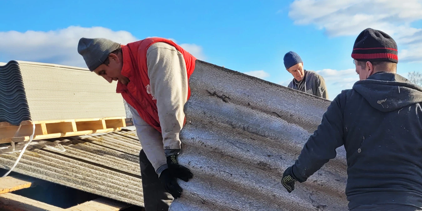The house in Shevchenkove, 50 kilometres from Kyiv, was damaged by shelling during the Russian invasion of Ukraine. People in Need with funding from EU repaired the roof to keep homes of people warm during the winter.
