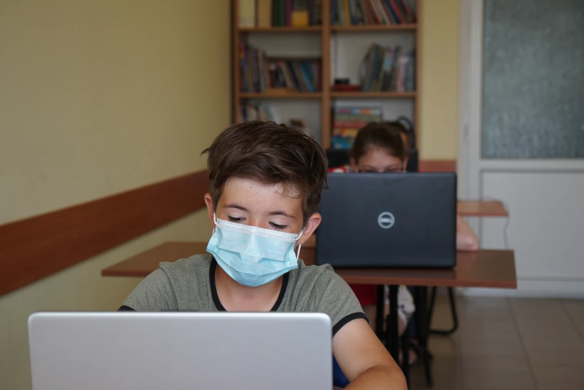 Děti z venkova na severu Moldavska se učí pracovat s počítačem