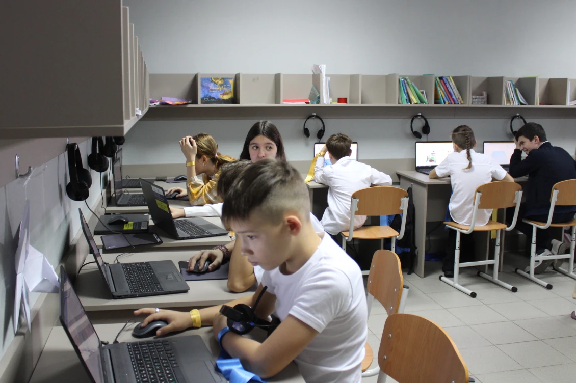 Ráno přicházejí do Centra digitálního vzdělávání ukrajinští žáci, kteří se zde připojují k online výuce.