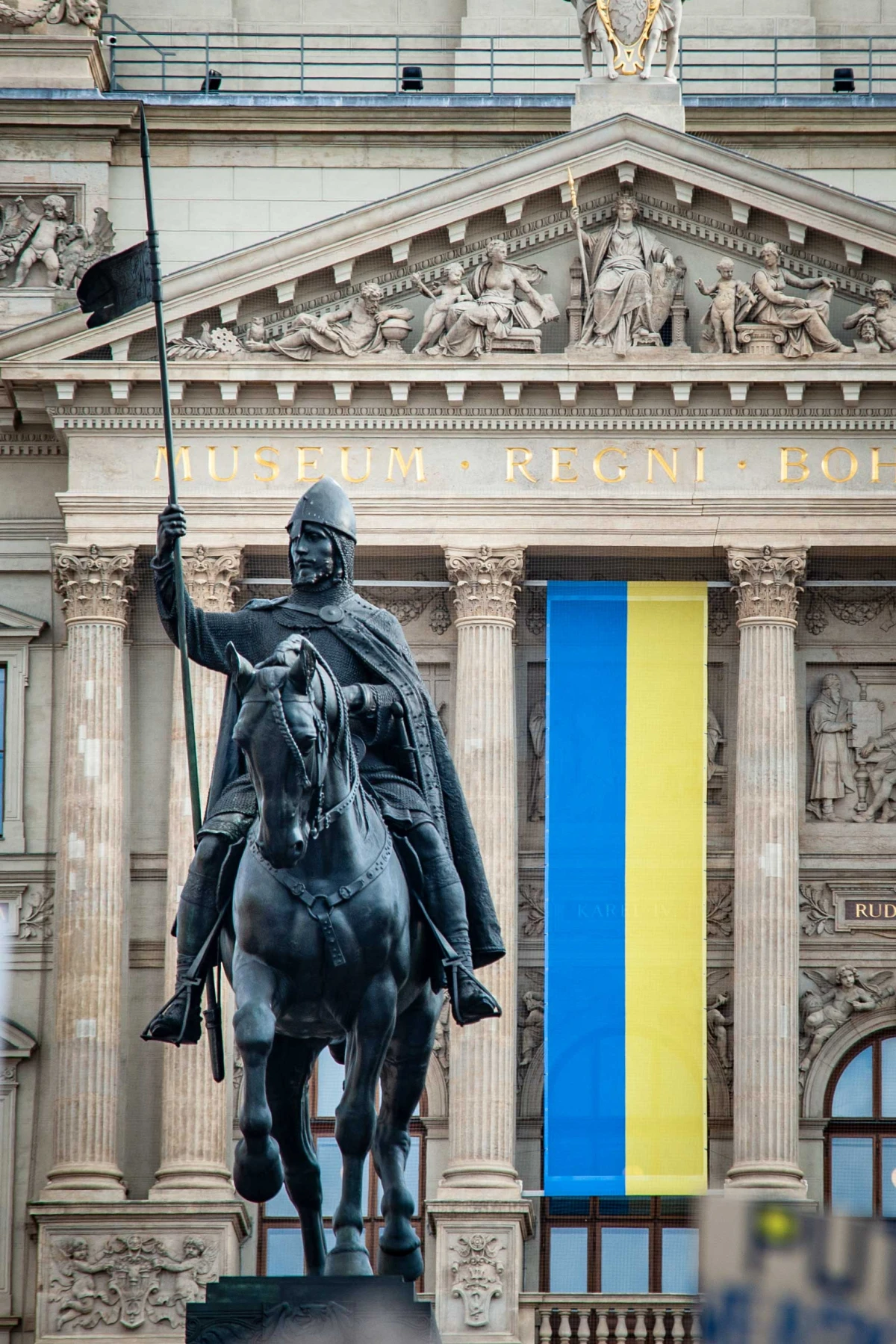 V Česku s ukrajinskými uprchlíky pracujeme v terénu nebo na Help lince. Pomáháme sbírkovými penězi