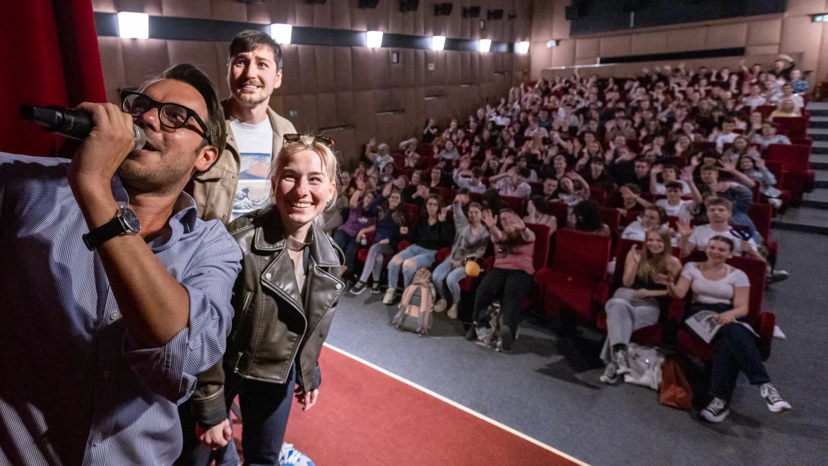 Debata pro studenty na téma Novinářská profese a vše, co se ji týká (součást nabídky Týdnů mediálního vzdělávání 2024). Debata se konala 16.5. 2024 v Brně. Hosté: Zdislava Pokorná a Lukáš Prchal (Deník N). Moderátor Michael Rozsypal. Foto: Majda Slámová