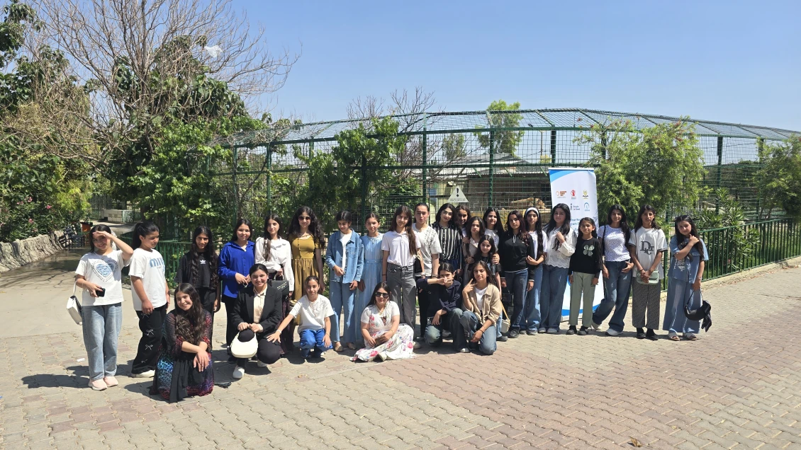 Skupinová fotografie v zoo v Erbilu, kde se studenti v rámci projektu učili a bavili.