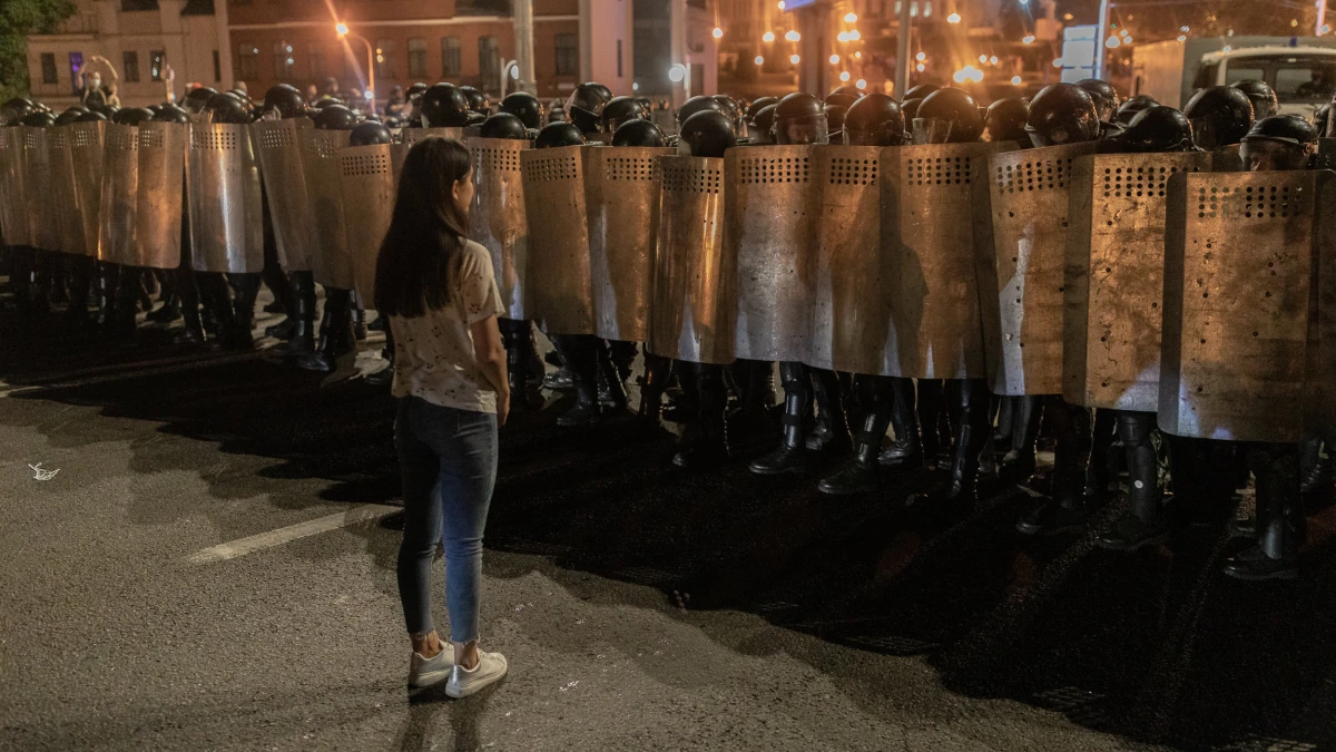 09.08.2020 Minsk , Bialorus . Protesty i starcia ze sluzbami po ogloszeniu sondazowych wynikow wyborow prezydenckich ( wedlug panstwowego exit poll urzedujacy prezydent Aleksander Lukaszenka zdobył 79,7 proc. głosow ). Po ogloszeniu wynikow na ulice wyszlo tysiace ludzi. Centrum miasta zostało obstawione przez milicje i wojska wewnetrzne MSW - podaje Bielsat. Milicja i oddziały OMON rozbijają demonstracje. Do tlumienia protestow uzyto granatow hukowych, gumowych kul, armatek wodnych i gazu lzawiącego. .Fot. Jedrzej Nowicki / Agencja Gazeta..
DLOPO