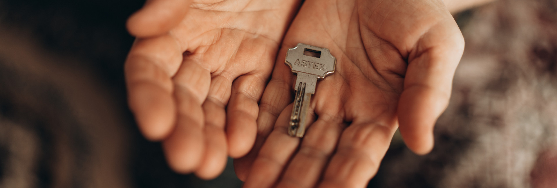 Barvy, klíče i stará fotografie: příběhy Ukrajinců, kteří museli kvůli válce opustit svůj domov