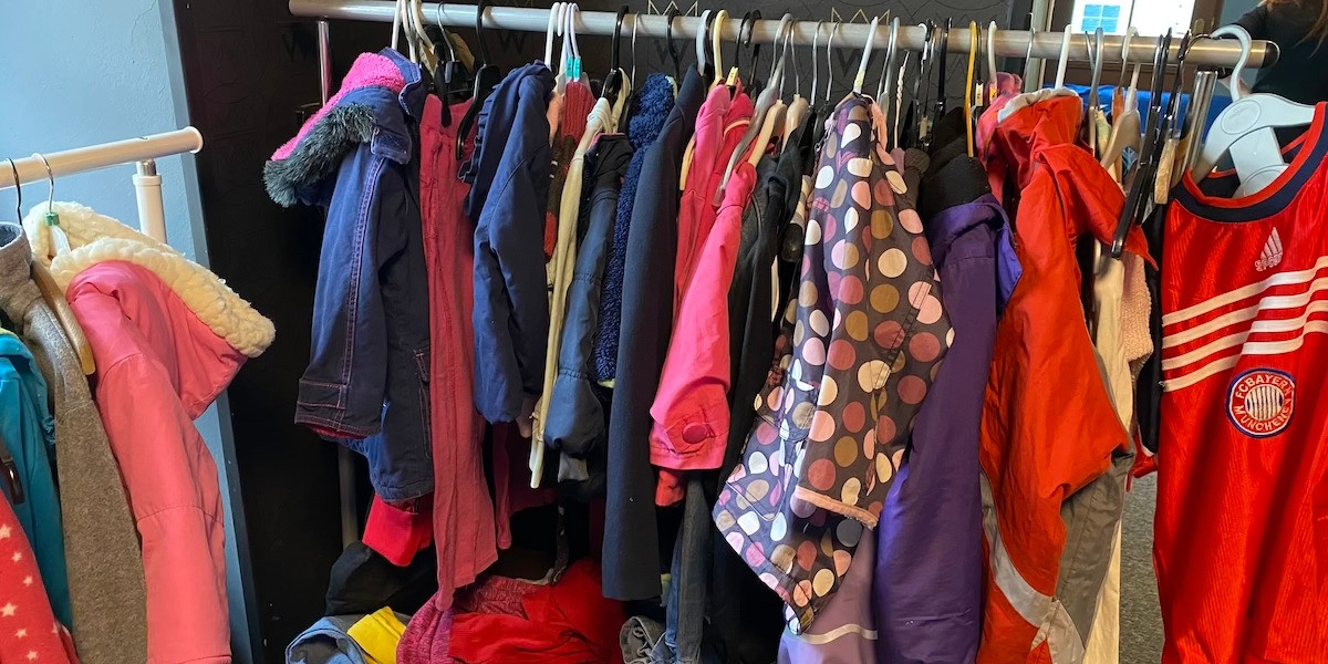 Sociální šatníky jsou dobrou službou pro lidi v nelehkých situacích